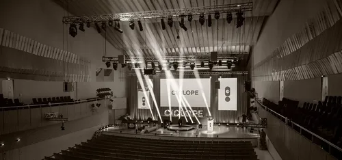 Licht- und Veranstaltungstechnik in moderner Eventhalle