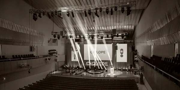 Bühnen-, Licht- und Veranstaltungstechnik in moderner Eventhalle für Konferenzen und Live-Produktionen