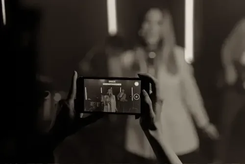 Smartphone filmt eine Bühnenperformance – digitale Aufzeichnung bei Events