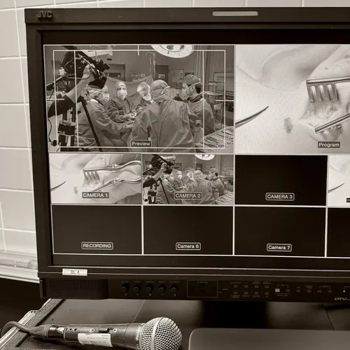 Regie-Monitor und Mikrofon für Live-OP-Übertragung