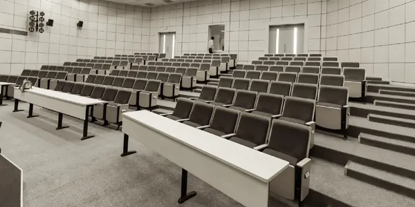 Hörsaal mit AV-Festinstallation und Reihenbestuhlung