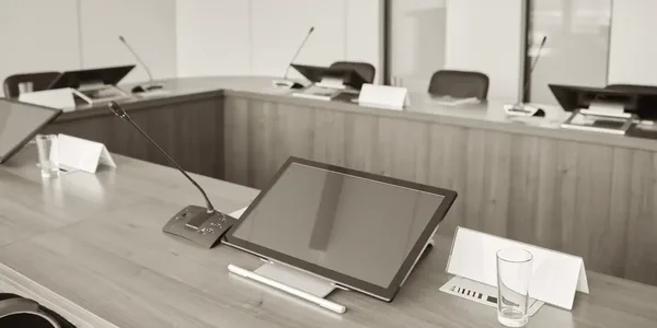 Konferenzraum mit integrierter AV-Technik und Touchpanel am Tisch