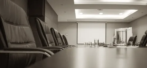 Moderner Konferenzraum mit großem Besprechungstisch und Präsentationsfläche