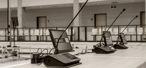 Konferenztechnik mit Tischmikrofonen für Meetings und Veranstaltungen