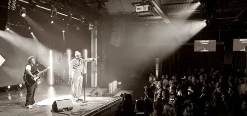 Konzertbühne mit professioneller Lichttechnik und Live-Performance bei Eventproduktion