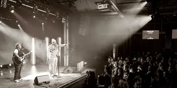 Konzertbühne mit professioneller Lichttechnik und Live-Performance bei Eventproduktion